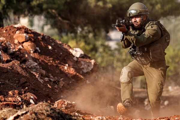 یک سرباز ارتش اسرائیل در 28 اکتبر 2023 در بحبوحه افزایش تنش‌های فرامرزی بین حزب‌الله و اسرائیل در حالی که درگیری‌ها در جنوب با شبه‌نظامیان حماس در جنوب ادامه دارد، ا در حال پیشروی در موضعی در منطقه الجلیل  بالا در شمال اسرائیل در نزدیکی مرز نوار غزه با لبنان است. از زمانی که گروه فلسطینی حماس در 7 اکتبر حمله بی سابقه ای را از نوار غزه به اسرائیل انجام داد، مرز جنوبی لبنان شاهد تبادل آتش میان اسرائیل و حزب الله مورد حمایت ایران، متحد حماس بوده است. - اسپوتنیک ایران  