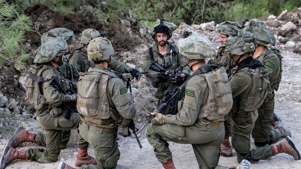 Военнослужащие израильской армии на позиции в верхней части Галилеи на севере Израиля недалеко от границы с Ливаном - اسپوتنیک ایران  