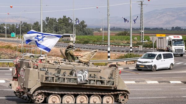 Машина израильской армии движется по дороге возле северного города Кирьят-Шмона недалеко от границы с Ливаном - اسپوتنیک ایران  
