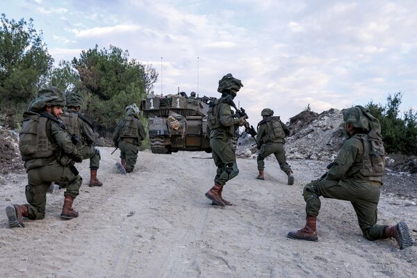 سربازان ارتش اسرائیل در موضعی  در منطقه الجلیل بالا در شمال اسرائیل در نزدیکی مرز با لبنان در 1 نوامبر 2023 در بحبوحه افزایش تنش های فرامرزی بین حزب الله و اسرائیل در حالی که درگیری ها در جنوب با شبه نظامیان حماس در نوار غزه ادامه دارد. - اسپوتنیک ایران  