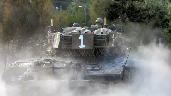 Боевой танк израильской армии на позиции в верхней части Галилеи на севере Израиля недалеко от границы с Ливаном - اسپوتنیک ایران  