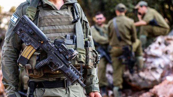 Военнослужащий израильской армии на позиции в верхней части Галилеи на севере Израиля, недалеко от границы с Ливаном - اسپوتنیک ایران  