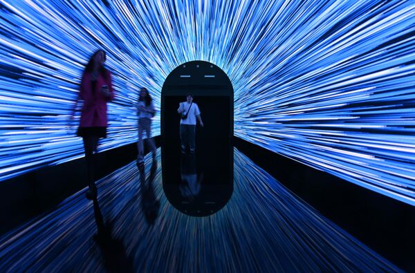 بازدیدکنندگان در اولین نمایش نمایش &quot;VI OCEAN&quot; در هنر همهجانبه SPACE Luminar-X در قلمرو مجتمع چند منظوره &quot;خورشید مسکو&quot; در مسکو. - اسپوتنیک ایران  