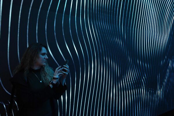 یک بازدیدکننده در اولین نمایش نمایش &quot;VI OCEAN&quot; در فضای هنری همهجانبه Luminar-X در قلمرو مجتمع چند منظوره &quot;خورشید مسکو&quot; در مسکو. - اسپوتنیک ایران  