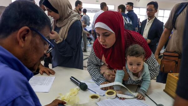 Мирные граждане, покидающие сектор Газа, на пограничном пункте Рафах - اسپوتنیک ایران  