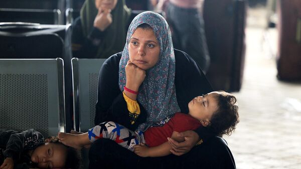 Мирные жители, покидающие сектор Газа, ждут, в пограничном с Египтом пункте Рафах  - اسپوتنیک ایران  