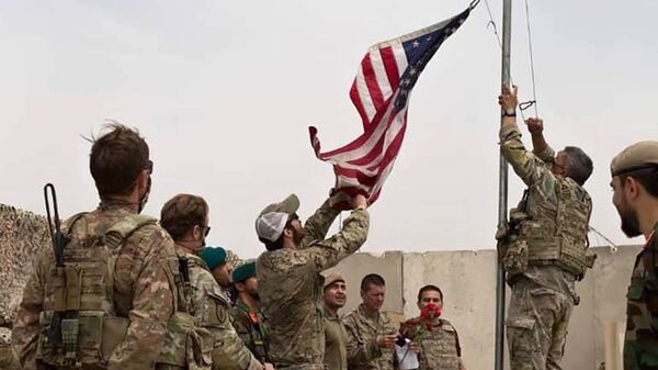 Американские военные опускают флаг США в лагере Anthonic, Афганистан - اسپوتنیک ایران  