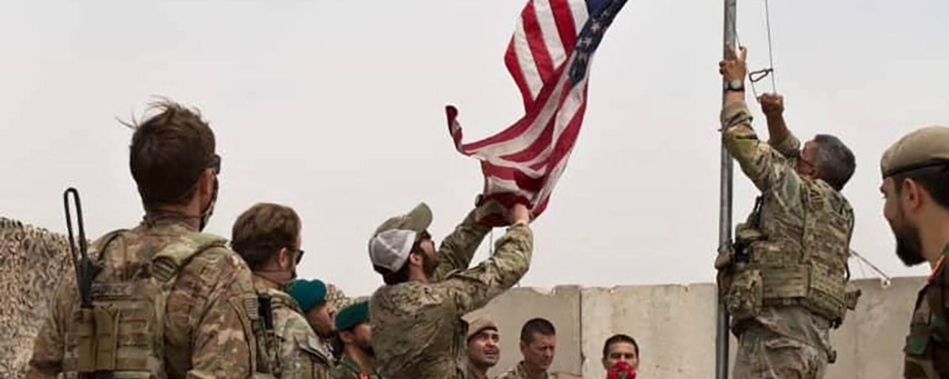 Американские военные опускают флаг США в лагере Anthonic, Афганистан - اسپوتنیک ایران  , 1920, 07.11.2023