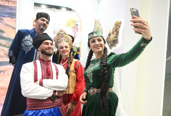 شرکت کنندگان در نمایشگاه با لباس های محلی در غرفه &quot;کریمه&quot; - اسپوتنیک ایران  