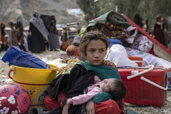 پناهجویان افغان در مرز تورخم پاکستان و افغانستان منتظرند تا به کمپ نزدیک مرز، در تورخم افغانستان منتقل شوند.  - اسپوتنیک ایران  