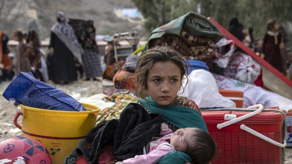 Афганские беженцы ожидают на пакистано-афганской границе в Торкхаме, Афганистан - اسپوتنیک ایران  