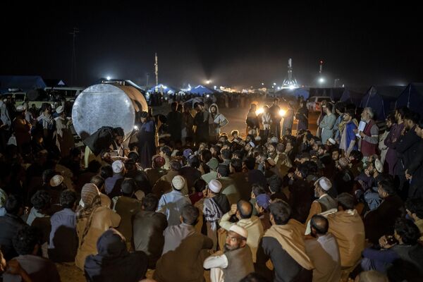 پناهجویان افغان در اردوگاهی در نزدیکی مرز تورخم پاکستان و افغانستان در تورخم افغانستان مستقر شدند.  - اسپوتنیک ایران  
