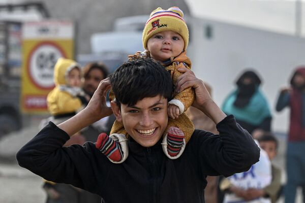 پناهجویان افغان در اردوگاهی در نزدیکی مرز تورخم پاکستان و افغانستان در تورخم افغانستان مستقر شدند. - اسپوتنیک ایران  