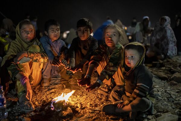 پناهجویان افغان در اردوگاهی در نزدیکی مرز تورخم پاکستان و افغانستان در تورخم افغانستان مستقر شدند. - اسپوتنیک ایران  
