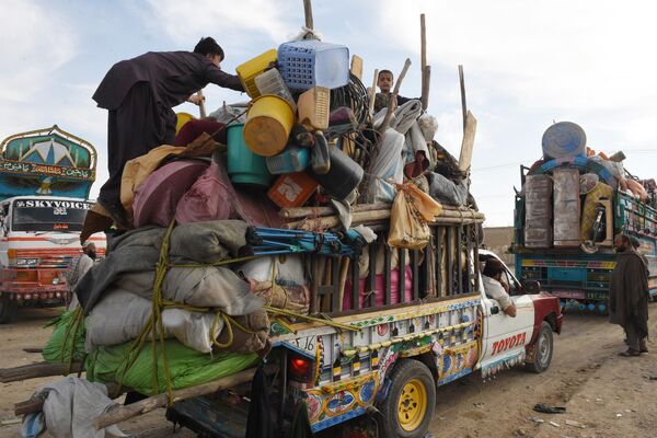 پناهجویان افغان در پاکستان به دنبال تصمیم دولت پاکستان برای اخراج افرادی که به طور غیرقانونی در این کشور اقامت دارند، به سمت مرز تورخم پاکستان و افغانستان حرکت می کنند. - اسپوتنیک ایران  