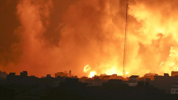 Огонь и дым поднимаются из зданий после израильских авиаударов по городу Газ, Палестина - اسپوتنیک ایران  