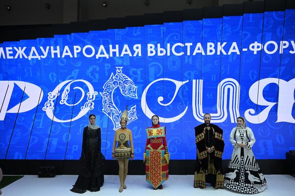 نمایشگاه بین المللی &quot;روسیه&quot; شرکت کنندگان در نمایشگاه با لباس های ملی - اسپوتنیک ایران  