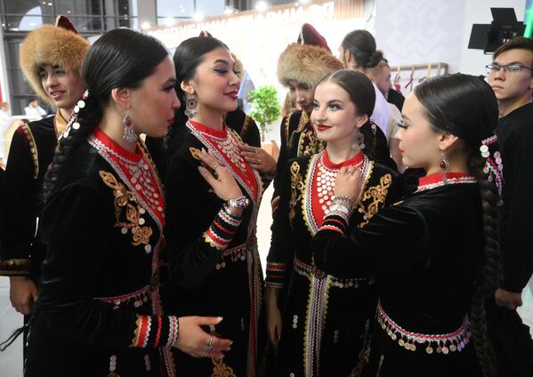 نمایشگاه بین المللی &quot;روسیه&quot; شرکت کنندگان در نمایشگاه با لباس های ملی در افتتاحیه نمایشگاه - اسپوتنیک ایران  