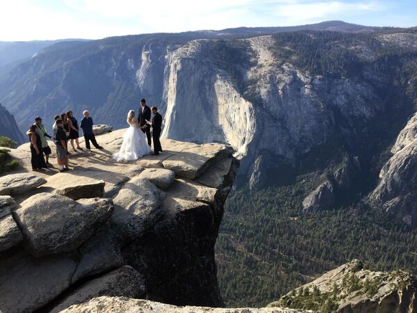 عروسی یک زوج در قله تافت پوینت در پارک ملی یوسمیتی کالیفرنیای آمریکا در 27 سپتامبر 2018  - اسپوتنیک ایران  