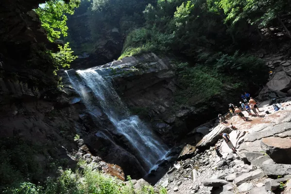 آبشار دو مرحله ای "کاترسکیل" (Kaaterskill)، واقع در نزدیکی نیویورک آبشار دو مرحله ای "کاترسکیل" (Kaaterskill)، واقع در نزدیکی نیویورک - اسپوتنیک ایران
