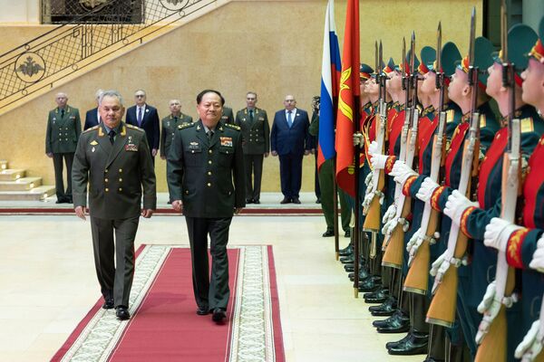 سرگئی شویگو، وزیر دفاع روسیه (سمت چپ) و معاون  شورای نظامی مرکزی جمهوری خلق چین ژانگ یوشیا (نفر دوم از چپ) در مراسم استقبال  در مسکو. - اسپوتنیک ایران  