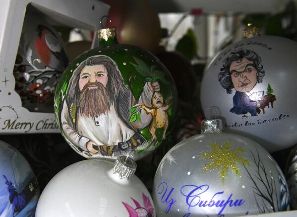 نمونه هایی از گوی های درخت کریسمس که در کارخانه تزئینات سال نو در کراسنویارسک روسیه ساخته می شوند. - اسپوتنیک ایران  
