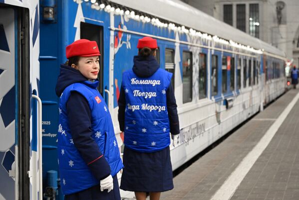 &quot;قطار بابانوئل&quot; پروژه مشترک راه آهن روسیه و دولت منطقه وولوگدا است که در چارچوب آن بابانوئل با یک برنامه جشن سال نو به شهرهای روسیه سفر می کند و برای کسانی که خودشان نمی توانند برای دیدن بابانوئل به اوستیوگ کبیر بروند و قدم به دنیای افسانه ای کریسمس بگذارند، برنامه ای به یادماندنی برایشان برگزار می کند. این پروژه برای اولین بار در 5 دسامبر 2021 آغاز شد. در طی دو سال، بیش از 900 هزار نفر در بیش از 150 شهر روسیه در آن شرکت کردند. - اسپوتنیک ایران  