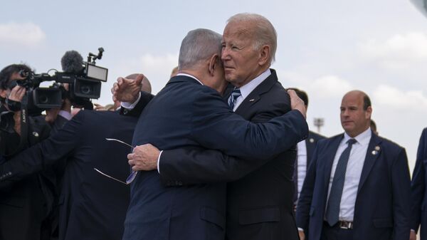 Премьер-министр Израиля Биньямин Нетаньяху приветствует президента США Джо Байдена в международном аэропорту Бен-Гурион  - اسپوتنیک ایران  