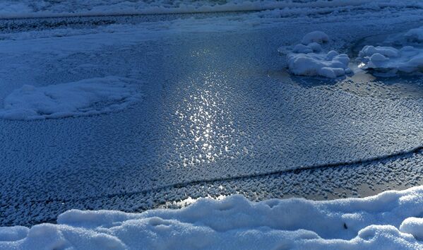 یخ زدگی در رودخانه تایگا مانا، شاخه ای از ینیسی، در روستای اوست مانا، منطقه کراسنویارسک - اسپوتنیک ایران  