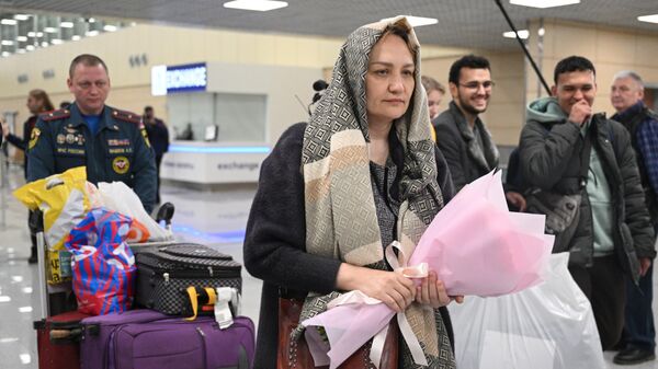 Российская гражданка, эвакуированная из сектора Газа, в международном аэропорту Домодедово имени М.В. Ломоносова в Москве - اسپوتنیک ایران  