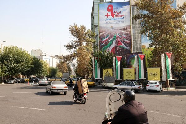  بیلبورد حامی فلسطین که به فارسی روی آن نوشته شده  &quot;9 میلیون ایرانی داوطلب برای مبارزه با اسرائیل&quot;  در میدان فلسطین در تهران. - اسپوتنیک ایران  