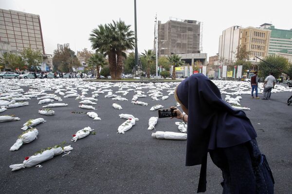 چیدمان هنری کودکان کفن پوش غزه در تهران. - اسپوتنیک ایران  