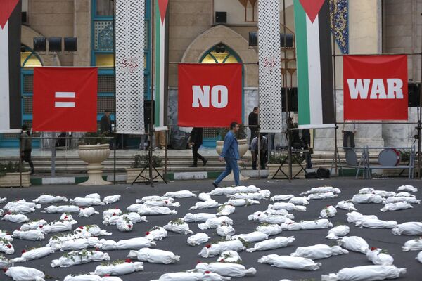 چیدمان هنری کودکان به خاک افتاده فلسطینی در میدان فلسطین تهران. - اسپوتنیک ایران  