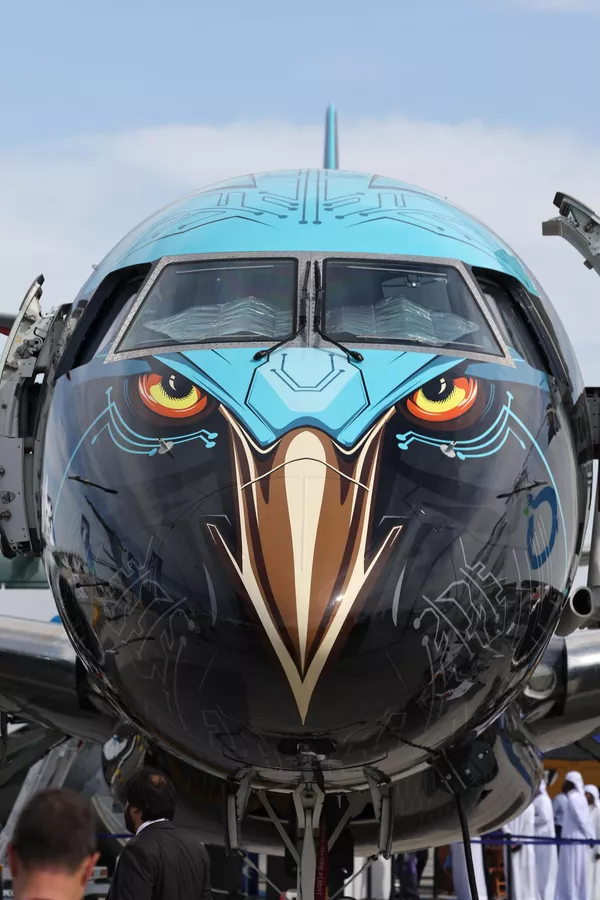 Самолет Embraer E195-E2 в стиле орла на авиашоу в Дубае в 2023 году Самолет Embraer E195-E2 в стиле орла на авиашоу в Дубае в 2023 году