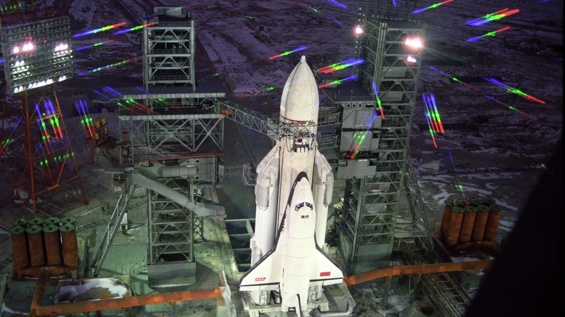 Советская многоразовая транспортная космическая система Энергия - Буран, в состав которой входят новая мощная ракета-носитель Энергия и орбитальный корабль многоразового использования Буран, 1988 год
