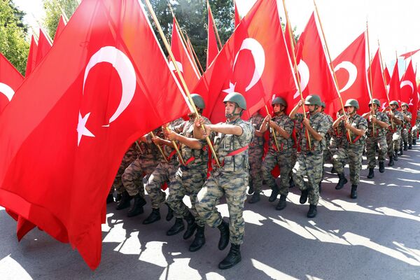 رژه سربازان ترکیه با پرچم های ملی این کشور در جشن های نود و هفتمین سالگرد روز پیروزی ترکیه در 30 آگوست 2019. روز پیروزی ترکیه، یک جشن ملی است که هر ساله در 30 آگوست برگزار می شود. این جشن به نیروهای مسلح ترکیه اختصاص دارد و نشان دهنده نبرد نهایی علیه نیروهای مسلح یونان در دوملو پینار در سال 1922 است. - اسپوتنیک ایران  