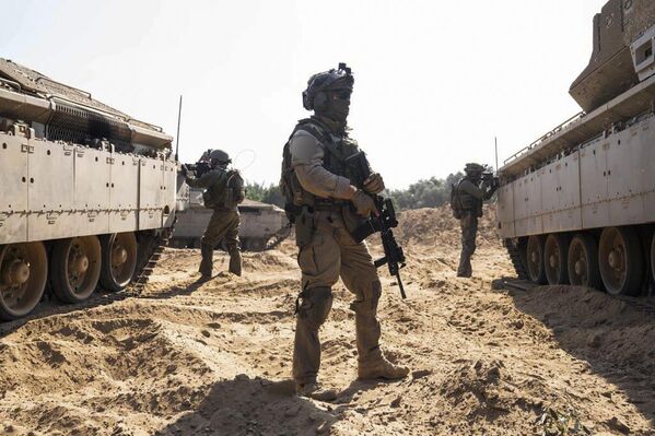این عکس که توسط ارتش اسرائیل در روز پنجشنبه، 2 نوامبر 2023 منتشر شد، عملیات زمینی در نوار غزه را نشان می دهد. - اسپوتنیک ایران  
