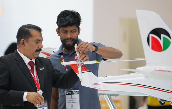 بازدیدکنندگان از سالن بین المللی هوانوردی و فضایی 2023 در دبی. - اسپوتنیک ایران  