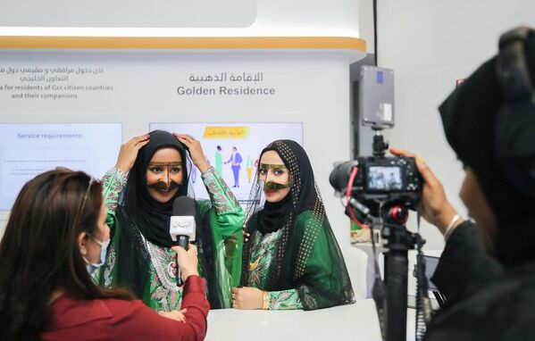 روزنامه نگاران در سالن بین المللی هوانوردی و فضایی 2023 در دبی کار می کنند. - اسپوتنیک ایران  