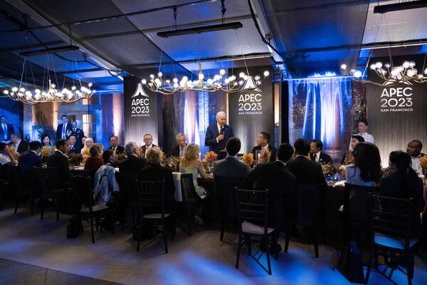 جو بایدن، رئیس جمهور ایالات متحده در ضیافت شام با شرکت رهبران و همسران آنها در حاشیه نشست سران  سازمان همکاری های اقتصادی آسیا و اقیانوسیه (APEC) در سانفرانسیسکو ایستاده است، 16 نوامبر 2023 - اسپوتنیک ایران  