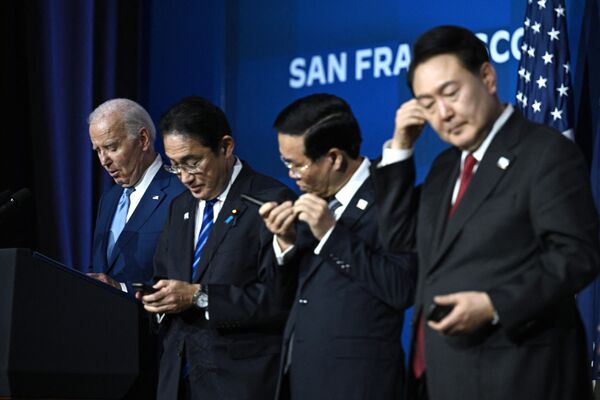 از چپ به راست جو بایدن ، رئیس جمهور ایالات متحده آمریکا ، فومیو کیشیدا، نخست وزیر ژاپن، فو وان تھیونگ، رئیس جمهور ویتنام و  یون سوک یول، رئیس جمهور کره جنوبی در نشست سران سازمان همکاری های اقتصادی آسیا و اقیانوسیه (APEC) در سانفرانسیسکو - اسپوتنیک ایران  