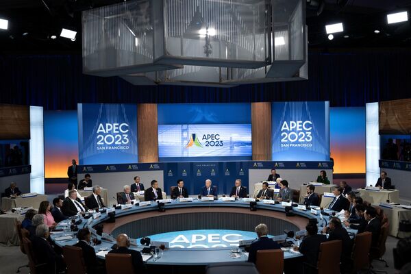 جو بایدن، رئیس جمهور ایالات متحده، در دیدار غیررسمی و ناهار کاری در 16 نوامبر در حاشیه نشست رهبران سازمان همکاری های اقتصادی آسیا و اقیانوسیه (APEC) در سانفرانسیسکو سخنرانی می کند. - اسپوتنیک ایران  