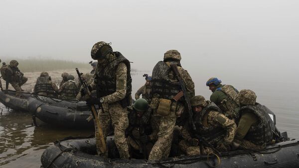 Группа украинских военнослужащих на Днепре. Архивное фото - اسپوتنیک ایران  