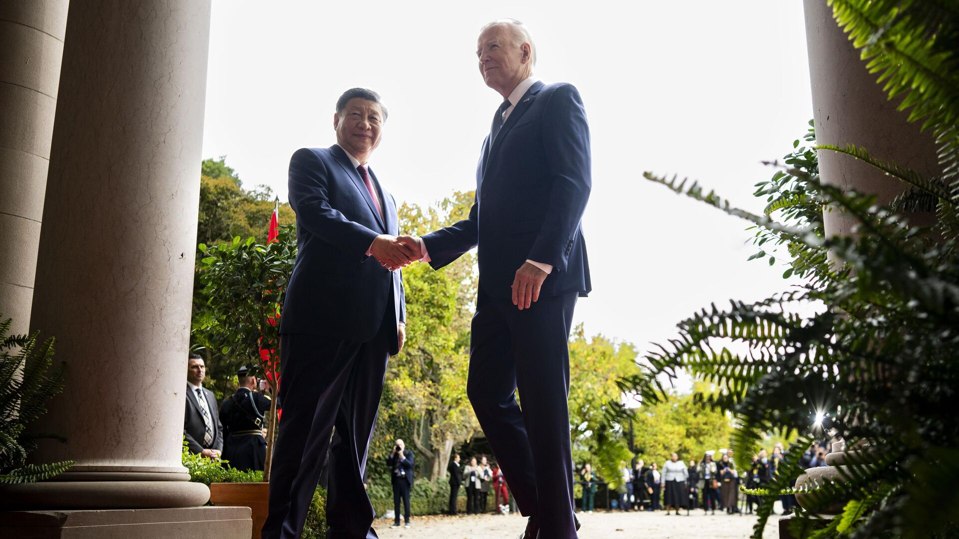 Президент Джо Байден приветствует председателя КНР Си Цзиньпина на полях конференции Азиатско-Тихоокеанского экономического сотрудничества в поместье Филоли в Вудсайде, Калифорния - اسپوتنیک ایران  , 1920, 20.11.2023