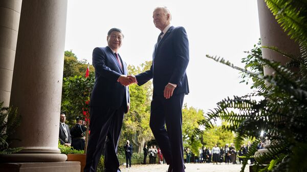 Президент Джо Байден приветствует председателя КНР Си Цзиньпина на полях конференции Азиатско-Тихоокеанского экономического сотрудничества в поместье Филоли в Вудсайде, Калифорния - اسپوتنیک ایران  