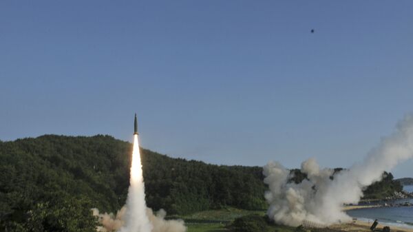 Запуск южнокорейской ракеты Hyunmoo II и американской MGM-140 во время совместных военных учений США и Южной Кореи - اسپوتنیک ایران  