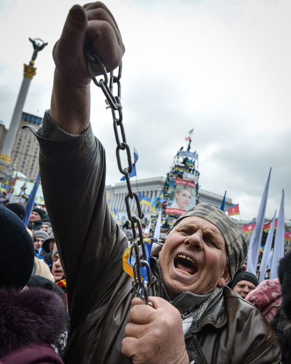 ده سال پیش، در ۲۱ نوامبر ۲۰۱۳، اعتراضات در میدان اصلی شهر کی یف آغاز شد که منجر به کودتا در این کشور شد.   دلیل اعتراضات گسترده تعلیق امضای توافقنامه همکاری با اتحادیه اروپا توسط دولت این کشور عنوان شد. - اسپوتنیک ایران  