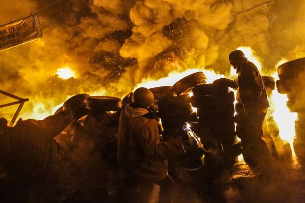 حامیان ادغام اروپایی اوکراین در درگیری با واحدهای پلیس در مرکز کی یف شرکت می کنند. - اسپوتنیک ایران  