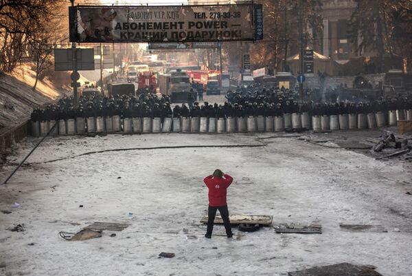 یک اپوزیسیون از خط حصاری پلیس در خیابان گروشفسکی کی‌یف در جریان آتش بس عکس می گیرد. - اسپوتنیک ایران  