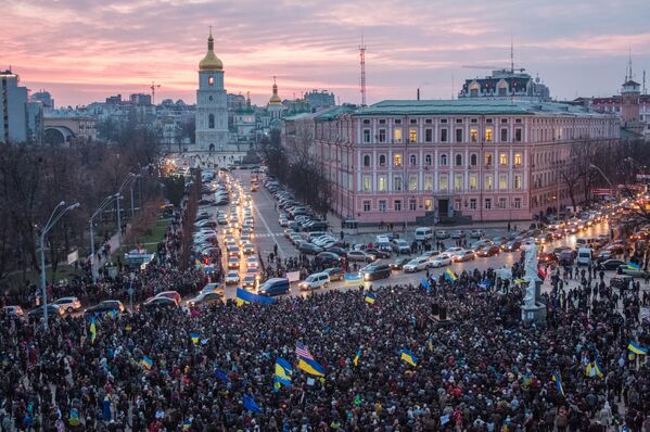 تجمعی برای اداغام اروپایی اوکراین.ده سال پیش، در ۲۱ نوامبر ۲۰۱۳، اعتراضات در میدان اصلی شهر کی یف آغاز شد که منجر به کودتا در این کشور شد.   دلیل اعتراضات گسترده تعلیق امضای توافقنامه همکاری با اتحادیه اروپا توسط دولت این کشور عنوان شد. - اسپوتنیک ایران  